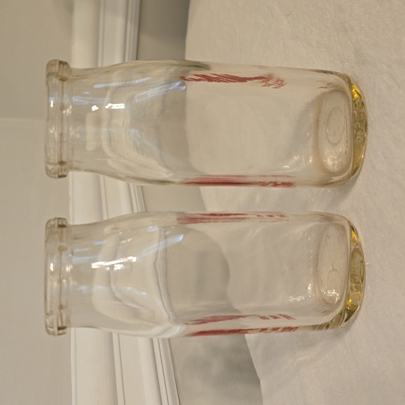 Two Miller's Milk Bottles Vintage Excellent Condition - Picture 2 of 12